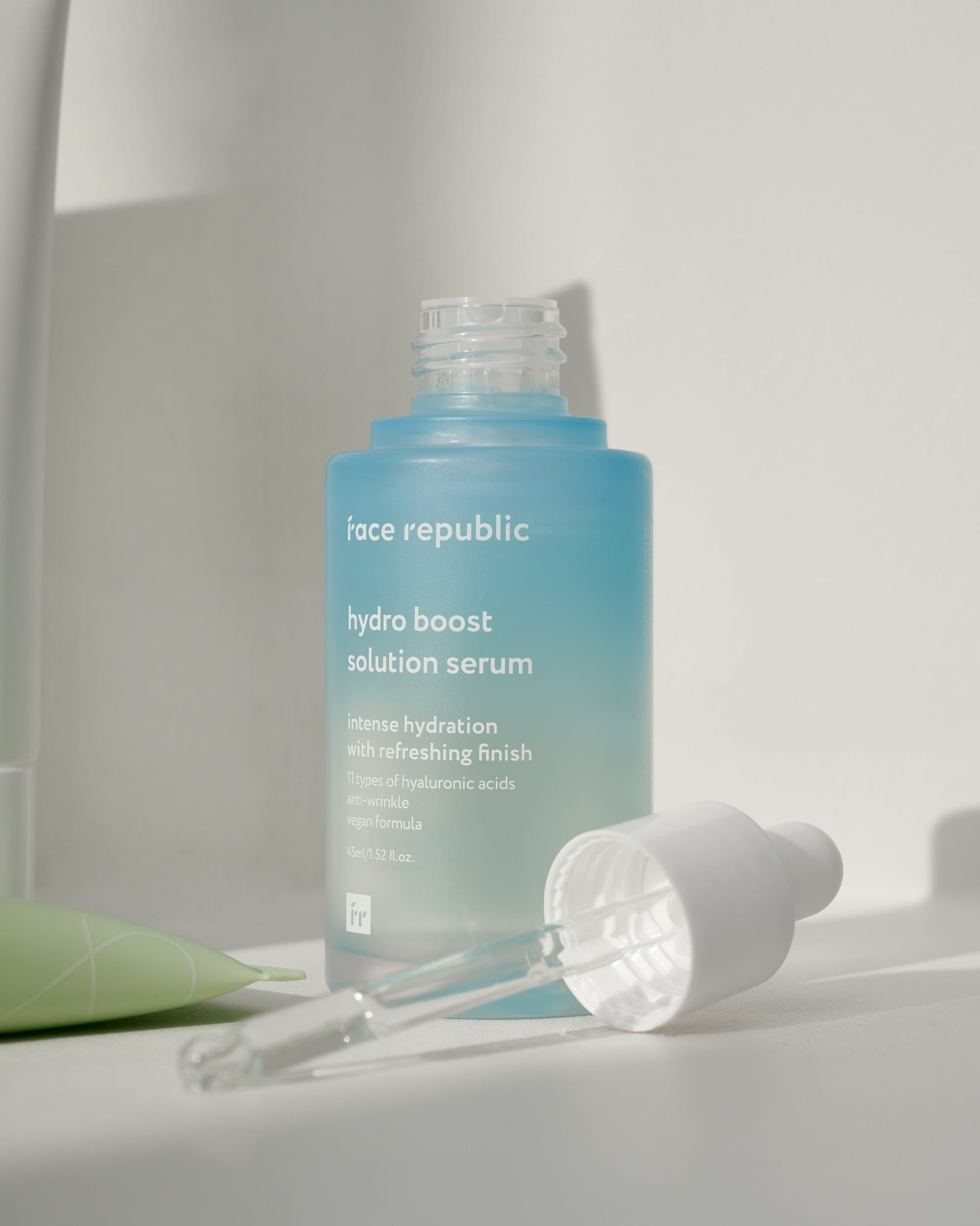 Anwendung des Face Republic Hydro Boost Feuchtigkeits-Serums
