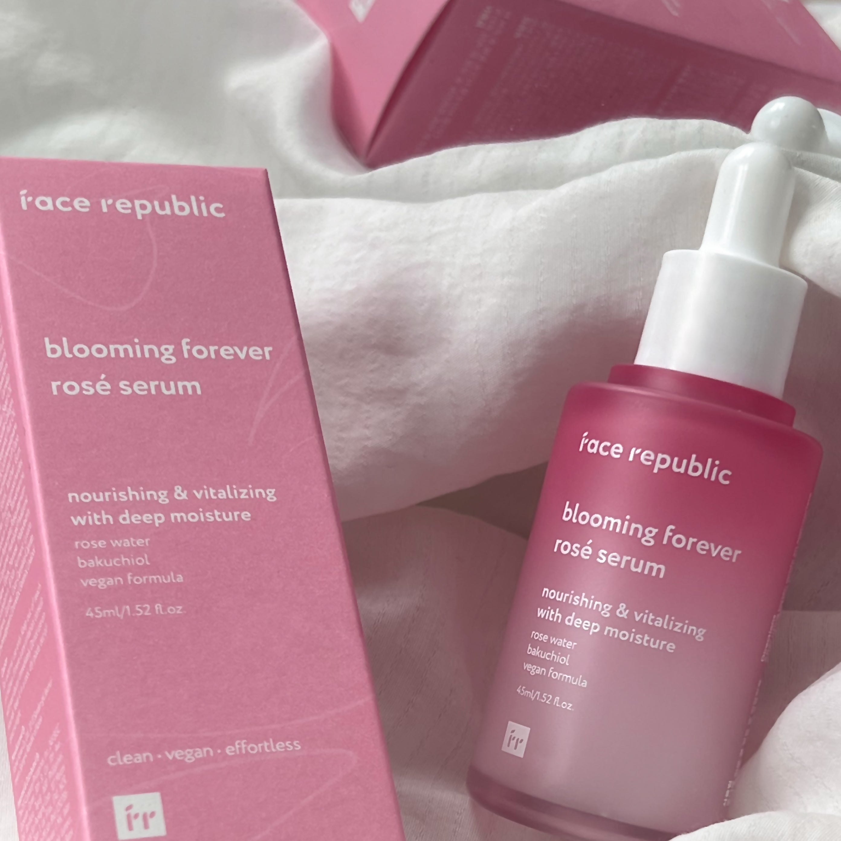 Face Republic Blooming Forever Rosé Serum auf der Haut