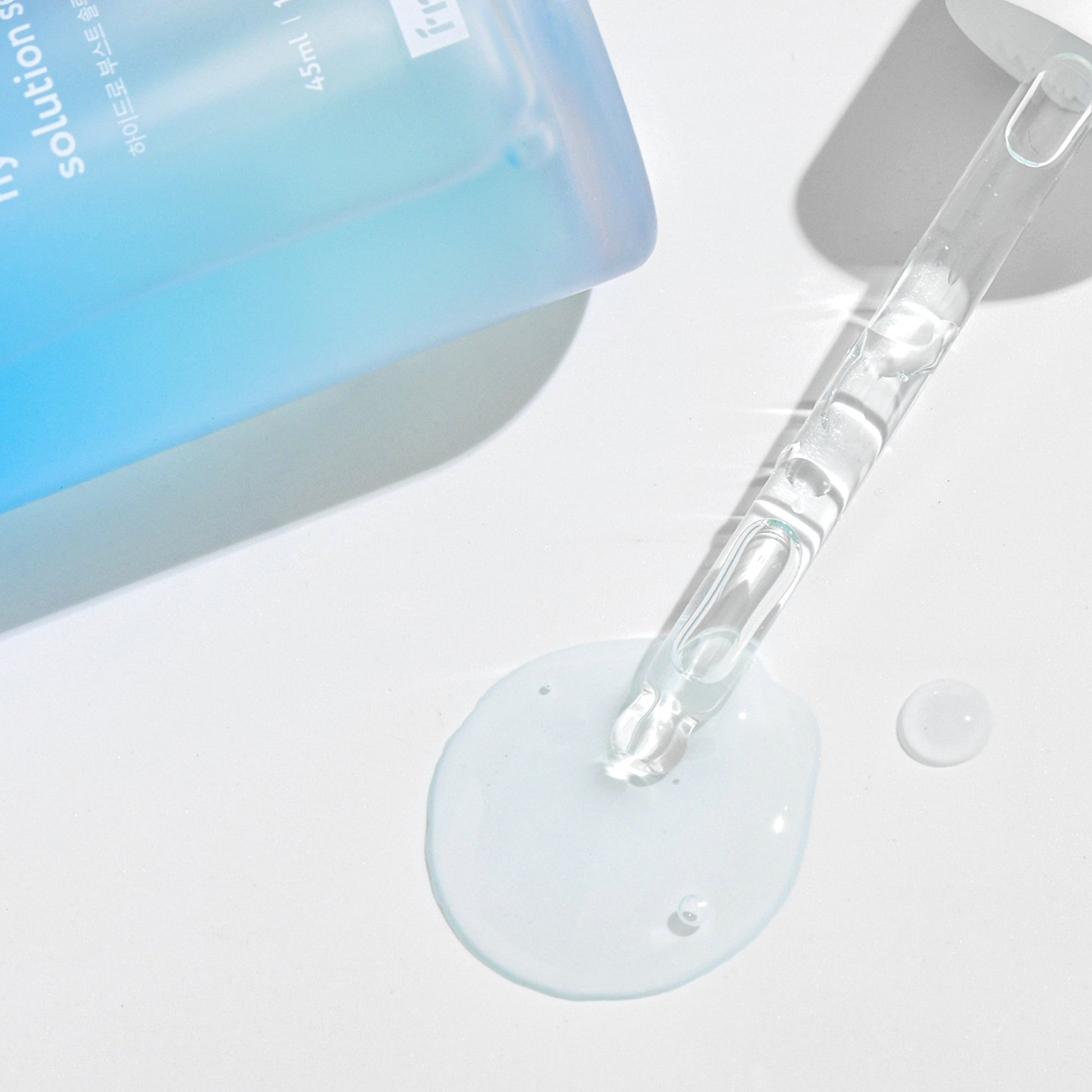 Face Republic Hydro Boost Serum auf der Haut