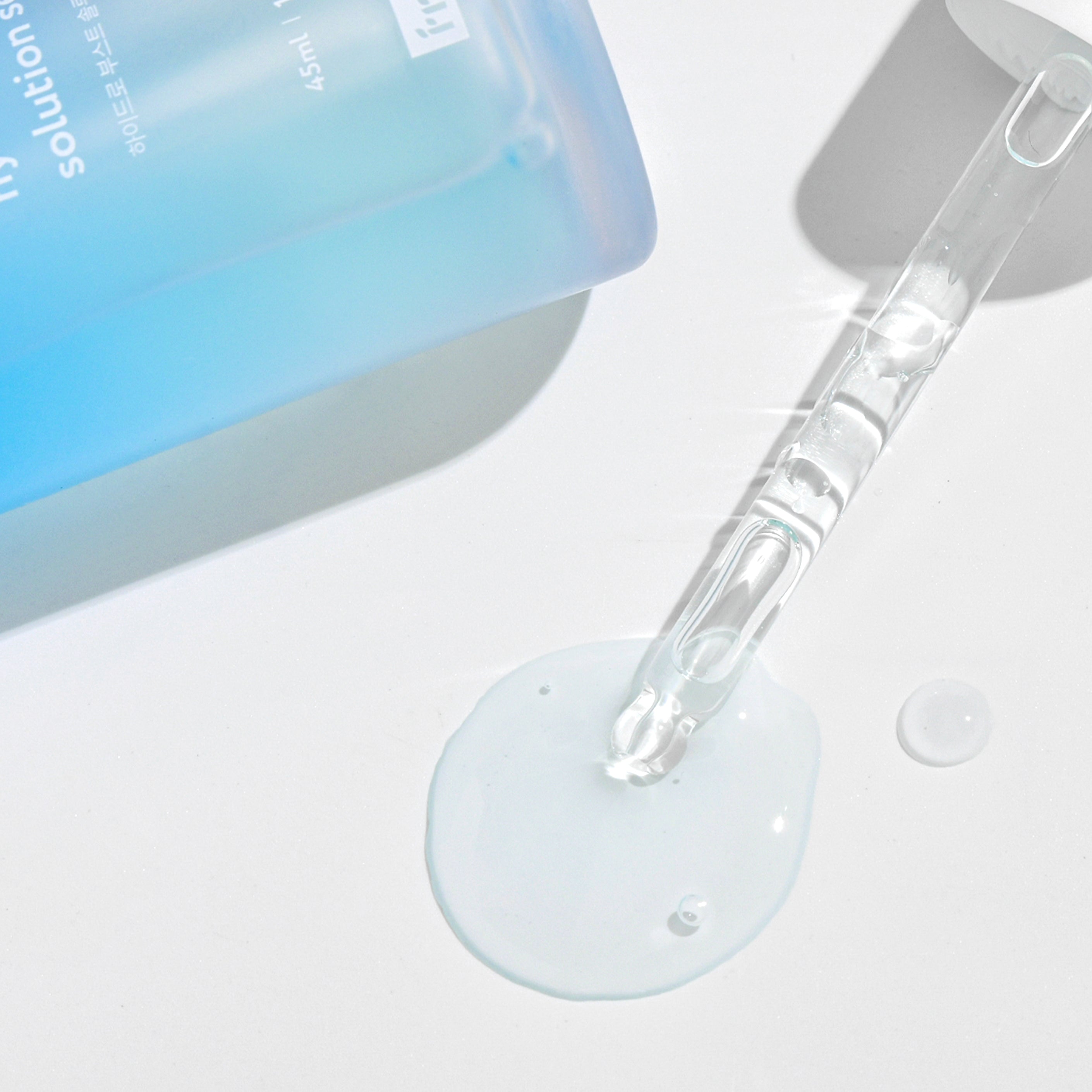 Face Republic Hydro Boost Serum auf der Haut